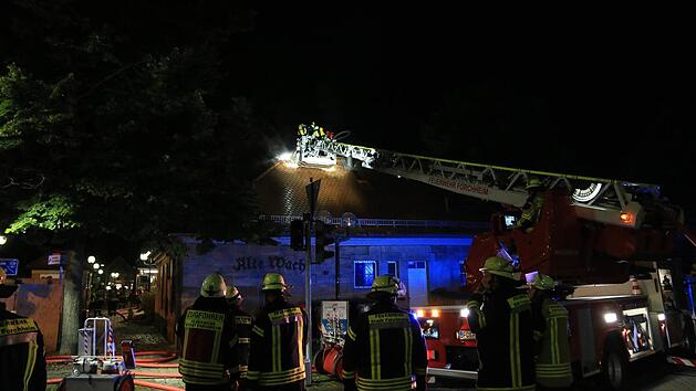 Um 22 Uhr entdeckte der P&auml;chter am Dienstagabend den Brand, sechs Minuten sp&auml;ter waren die Wehrleute vor Ort. Foto: News5/Merzbach