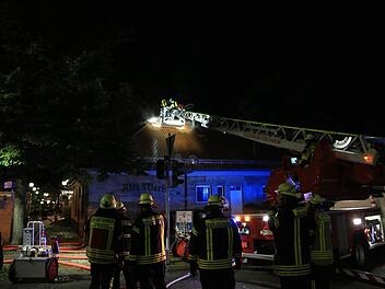 Um 22 Uhr entdeckte der Pächter am Dienstagabend den Brand, sechs Minuten später waren die Wehrleute vor Ort. Foto: News5/Merzbach