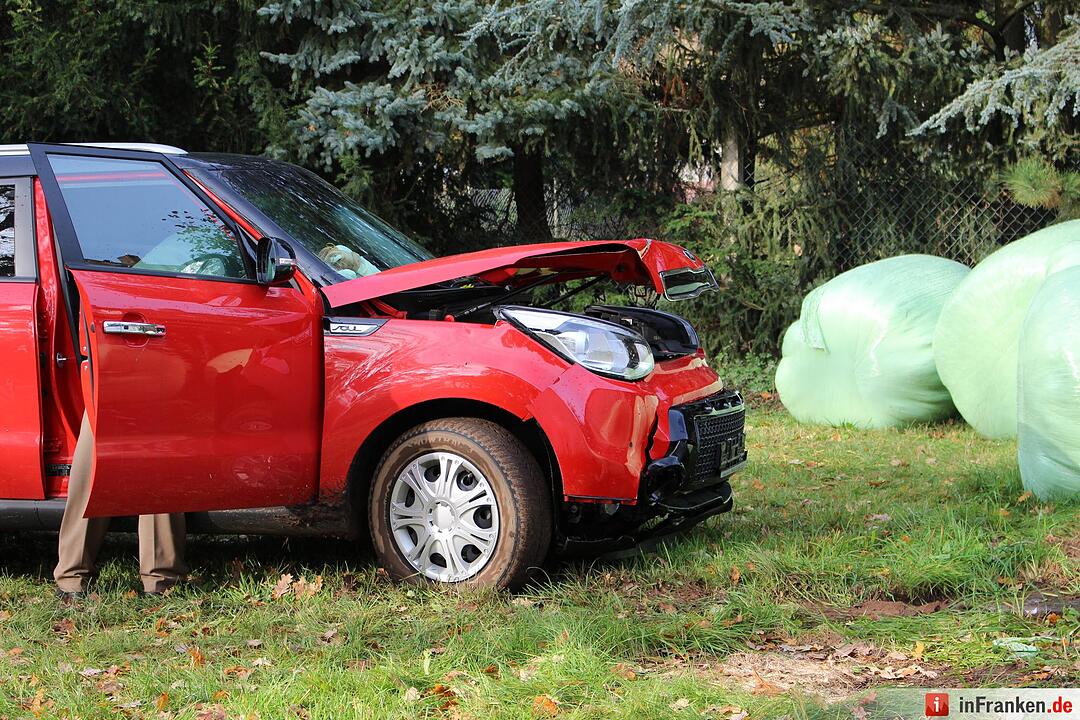 Unfall aufgrund von medizinischer Ursache – Kleinwagen in Heuballen geparkt