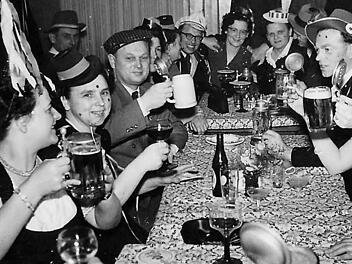 Das Bild zeigt eine Faschingsveranstaltung in den 1960er-Jahren im Gasthof Zur Eisenbahn.