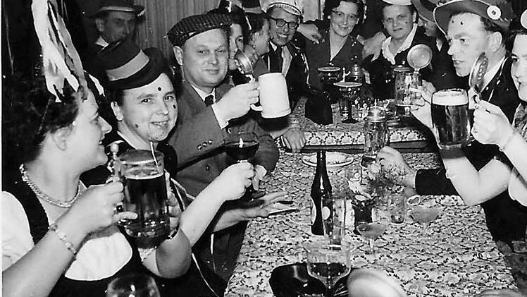 Das Bild zeigt eine Faschingsveranstaltung in den 1960er-Jahren im Gasthof Zur Eisenbahn.
