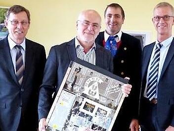 Auf dem Foto (von links) Geschäftsführer Helmut Grosser (links), EDV-Leiter Diethard Pfeffer, Betriebsratsvorsitzender,Wolfgang Stumpf und Prokurist Joachim Schärtl.  Foto: Benjamin Geiß
