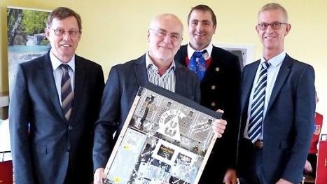 Auf dem Foto (von links) Geschäftsführer Helmut Grosser (links), EDV-Leiter Diethard Pfeffer, Betriebsratsvorsitzender,Wolfgang Stumpf und Prokurist Joachim Schärtl.  Foto: Benjamin Geiß