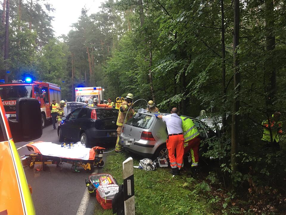 Frontalkollision auf regennasser Fahrbahn bei Fürth