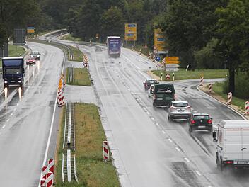 Noch gilt auf der Nordumgehung Überholverbot. Auch wenn sich nicht jeder daran hält - in beiden Fahrtrichtungen ist nur eine Spur befahrbar. Fotos: Alexander Hartmann
