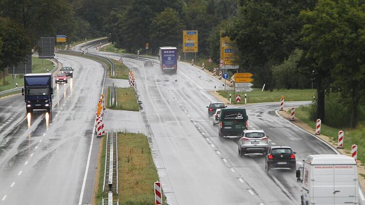 Noch gilt auf der Nordumgehung Überholverbot. Auch wenn sich nicht jeder daran hält - in beiden Fahrtrichtungen ist nur eine Spur befahrbar. Fotos: Alexander Hartmann