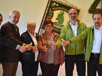 Kreisverbandsvorsitzender Markus Stockmann (von links), stellvertretender Bezirksvorsitzender Paul Heuler sowie die vier Vorsitzenden  des Gartenbauvereins Schönderling seit der Gründung, Gisela Gerlach, Marianne Müller, Armin Hahn und Hubert Beck. Foto: Patrick Hahn Lieb