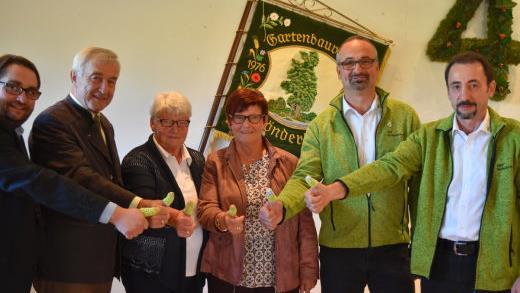 Kreisverbandsvorsitzender Markus Stockmann (von links), stellvertretender Bezirksvorsitzender Paul Heuler sowie die vier Vorsitzenden  des Gartenbauvereins Schönderling seit der Gründung, Gisela Gerlach, Marianne Müller, Armin Hahn und Hubert Beck. Foto: Patrick Hahn Lieb