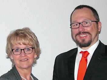 Frauenring-Vorsitzende Birgit Fischer bedankt sich bei Jochen Zellner von der Europäischen Akademie in München für seinen Vortrag.  Foto: Karin Reinshagen