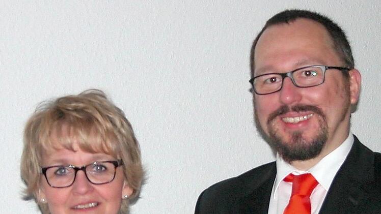 Frauenring-Vorsitzende Birgit Fischer bedankt sich bei Jochen Zellner von der Europäischen Akademie in München für seinen Vortrag.  Foto: Karin Reinshagen