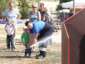 Genau zielen heißt es auch beim Umgang mit dem Löschschlauch. Die Kinder waren begeistert.Richard Sänger
