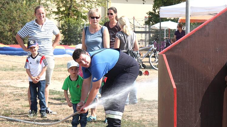 Genau zielen heißt es auch beim Umgang mit dem Löschschlauch. Die Kinder waren begeistert.Richard Sänger