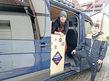 Der Campingbus hat bis auf ein paar Kratzer und einen verlorenen Spiegel die Tour gut überlebt. Florian Beudert (links) und Daniel Müller (rechts) reisten fünfeinhalb Monate durch Nordeuropa.