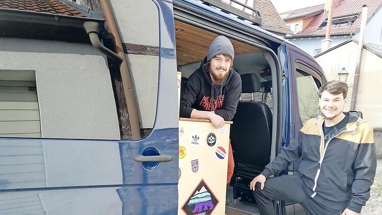 Der Campingbus hat bis auf ein paar Kratzer und einen verlorenen Spiegel die Tour gut überlebt. Florian Beudert (links) und Daniel Müller (rechts) reisten fünfeinhalb Monate durch Nordeuropa.