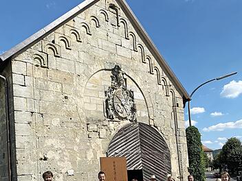 Eine Förderung mit 240 000 Euro gibt es für die Sanierung der Katharinenkapelle in Klosterlangheim. Das Bild zeigt von links Stadtbaumeister Gerhard Pülz, den Lichtenfelser Bürgermeister, Andreas Hügerich, Bundestagsabgeordnete Patricia Lips, Bernhard Christoph (ehemaliger Dritter Bürgermeister Stadt Lichtenfels), Zweite Bürgermeisterin Sabine Rießner, Dritten Bürgermeister Mathias Söllner, Stadtarchivarin Christine Wittenbauer und Bundestagsabgeordnete Emmi Zeulner.