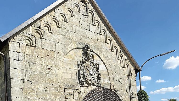 Eine Förderung mit 240 000 Euro gibt es für die Sanierung der Katharinenkapelle in Klosterlangheim. Das Bild zeigt von links Stadtbaumeister Gerhard Pülz, den Lichtenfelser Bürgermeister, Andreas Hügerich, Bundestagsabgeordnete Patricia Lips, Bernhard Christoph (ehemaliger Dritter Bürgermeister Stadt Lichtenfels), Zweite Bürgermeisterin Sabine Rießner, Dritten Bürgermeister Mathias Söllner, Stadtarchivarin Christine Wittenbauer und Bundestagsabgeordnete Emmi Zeulner.