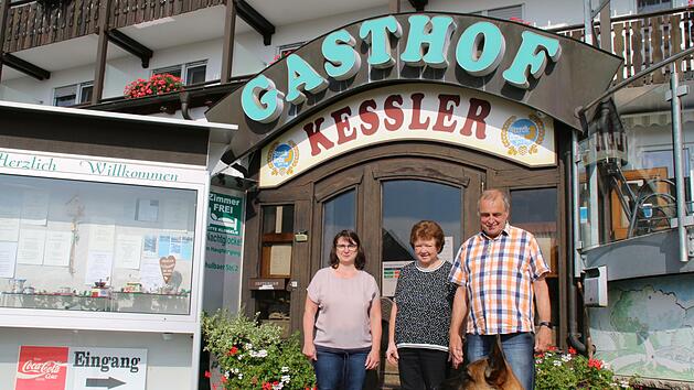 Caroline Ke&szlig;ler (von links) und ihre Eltern Gertrud und Dieter Ke&szlig;ler.