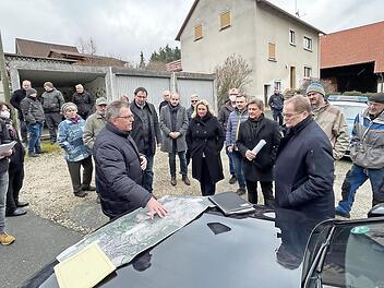 Zahlreiche Bürger verfolgten den Besuch von Verkehrsministerin Kerstin Schreyer (Bildmitte) in Döllnitz. Mit dabei (vorne von links) der Leiter des staatlichen Bauamts, Kurt Schnabel, der den Umgehungsverlauf an der Karte erläuterte, MdL Martin Schöffel, stellvertretender Landrat Jörg Kunstmann, MdL Rainer Ludwig und Bürgermeister Norbert Groß.