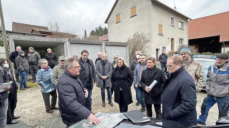 Zahlreiche Bürger verfolgten den Besuch von Verkehrsministerin Kerstin Schreyer (Bildmitte) in Döllnitz. Mit dabei (vorne von links) der Leiter des staatlichen Bauamts, Kurt Schnabel, der den Umgehungsverlauf an der Karte erläuterte, MdL Martin Schöffel, stellvertretender Landrat Jörg Kunstmann, MdL Rainer Ludwig und Bürgermeister Norbert Groß.