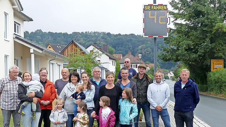 Initiator Karl-Heinz Horter (links) übergab namens der Anwohner und Spender die neue Verkehrstafel an Bürgermeister Herwig Neumann (Mitte, hinten). Mit dabei waren einige Gemeinderäte und Anwohner. Natürlich verhielten sich die Autofahrer in diese...