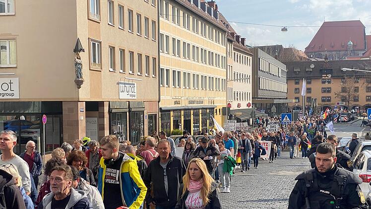 Demos in Nürnberg - Polizei muss Blockierer abwenden