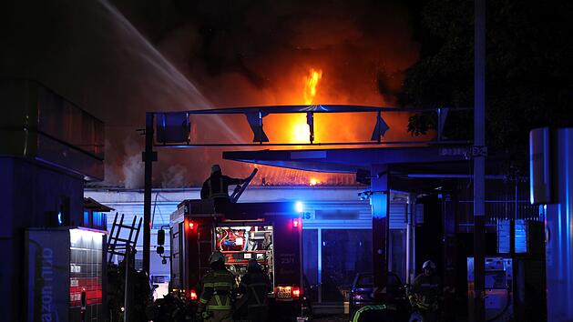 Brand Autowerkstatt sorgt für Feuerwehreinsatz in Ansbach