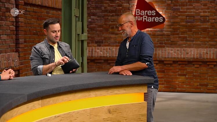 Im Händlerraum begann das Rätselraten von vorne. Trotz des rätselhaften Motuvs waren aber alle Händler angetan. Für 2.300 Euro ging das abstrakte Gemälde am Ende an David Suppes.