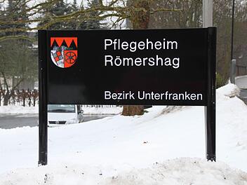 Willkommen im Pflegeheim Römershag! Der kleine Rundgang durchs Haus beginnt draußen auf dem Parkplatz.