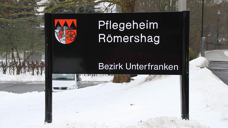 Willkommen im Pflegeheim Römershag! Der kleine Rundgang durchs Haus beginnt draußen auf dem Parkplatz.