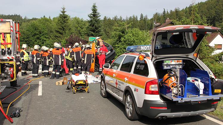 Ein Großaufgebot an Rettungskräften war am Unfallort.