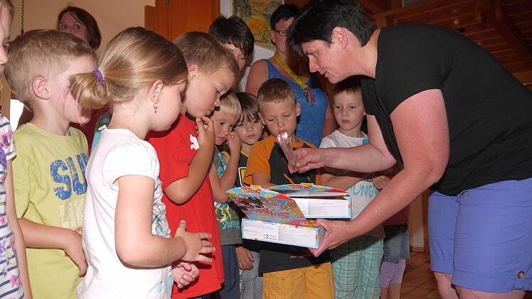 Weil auch sie ihren Teil zum guten Gesamteindruck bei der Jury zum Bezirksentscheid von "Das schönere Dorf" beigetragen haben, bekamen die Lahmer Kindergarten-Kinder am Freitag von Marion Alt ein Eis als Belohnung.