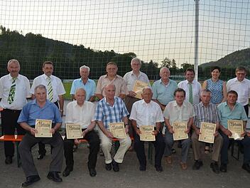 Sie gehören zu den Pionieren beim SV Friesen und wurden für 70-, 65- und 60- jährige Treue geehrt. Mit im Bild von links Werner Saal (Zweiter Vorsitzender), Norbert Kraus (Erster Vorsitzender), von rechts, Schatzmeister Arno Stumpf, Zweite Bürgermeisterin Angela Hofmann, Schriftführer Josef Geiger Foto: Karl-Heinz Hofmann