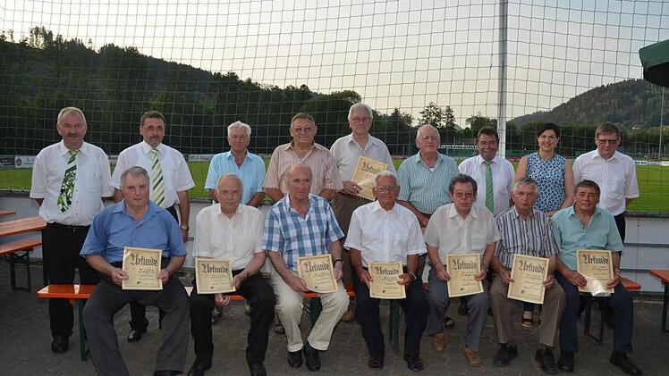 Sie gehören zu den Pionieren beim SV Friesen und wurden für 70-, 65- und 60- jährige Treue geehrt. Mit im Bild von links Werner Saal (Zweiter Vorsitzender), Norbert Kraus (Erster Vorsitzender), von rechts, Schatzmeister Arno Stumpf, Zweite Bürgermeisterin Angela Hofmann, Schriftführer Josef Geiger Foto: Karl-Heinz Hofmann