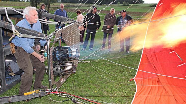 Ballonpilot Reiner Hoch "heizt" ein um der Ballonhülle Auftrieb zu verschaffen. Der Start steht unmittelbar bevor.