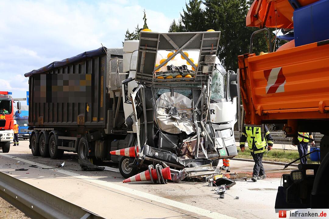 Lkw kracht ungebremst auf Fahrzeug der Autobahnmeisterei bei Suhl