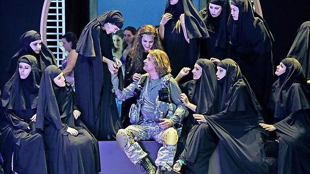 Parsifal (Klaus Florian Vogt) mit Klingsors Zauberm&auml;dchen, die allerdings burka&auml;hnliche Gew&auml;nder tragen.  Foto: Bayreuther Festspiele/Enrico Nawrath/dpa