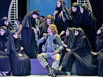 Parsifal (Klaus Florian Vogt) mit Klingsors Zaubermädchen, die allerdings burkaähnliche Gewänder tragen.  Foto: Bayreuther Festspiele/Enrico Nawrath/dpa