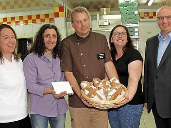 Verkaufsleiterin Jasmin Stephan, Alberto Parmigiani, Christian und Susann Polster sowie Pfarrer Helmut Hetzel mit den Broten Foto: R. Sänger
