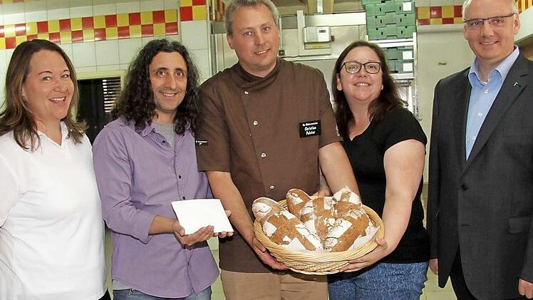 Verkaufsleiterin Jasmin Stephan, Alberto Parmigiani, Christian und Susann Polster sowie Pfarrer Helmut Hetzel mit den Broten Foto: R. Sänger