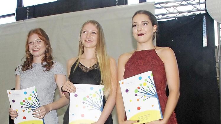 Drei Abiturientinnen nach der Zeugnisübergabe. Isabella Bader (v.l.), Klara Bieger und Kristina Böhnlein starteten den Überreichungsreigen.