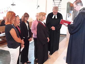 Zusammen mit dem Bad Brückenauer Pfarrer Gerd Kirchner (2. von rechts) und flankiert von den Patinnen nahm Dekan Till Roth (rechts) die Beauftragung der Prädikantin Kirsten Zinn vor. Die 57-Jährige übernimmt nach einer intensiven Schulung künftig auch weitreichende Aufgaben im Gottesdienst. Foto: Rolf Pralle