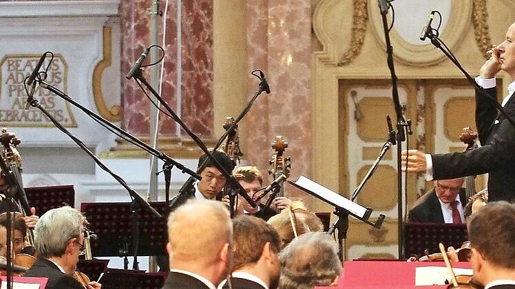 Gerd Schaller spielt Bruckner in der Ebracher Klosterkirche ein.  Foto: Mile Cindric