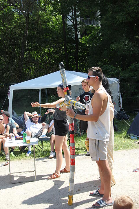 Die Parkrocker feiern das Bier in einer Biermesse