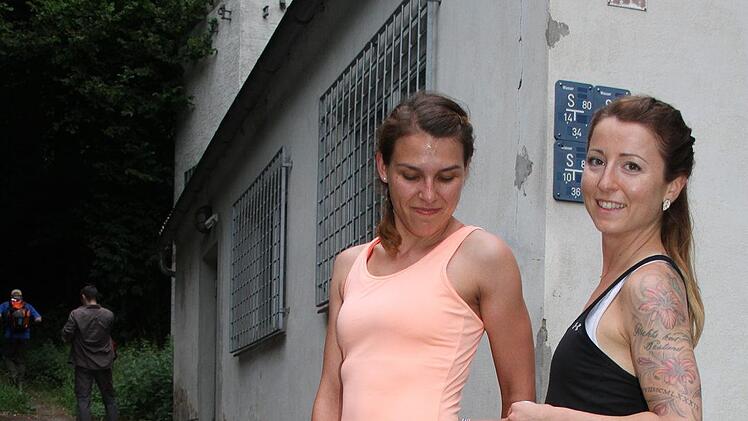 Josefine Ku&szlig;berger und Vroni Franke aus Eckental haben in die Trickkiste gegriffen: Sie haben ihre Knie getapt. Foto: Sonny Adam