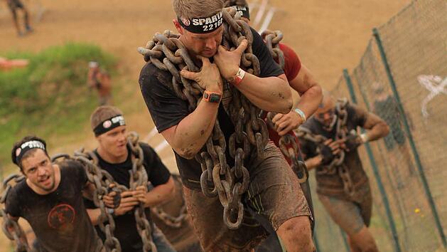 Kulmbach will Spartanerstadt werden und sich als Veranstaltungsort f&uuml;r ein Spartan Race bewerben. Hier schleppt der Kulmbacher Extremsportler Steffen Franz schwere Eisenketten beim Spartan Race in Mailand. Foto: privat
