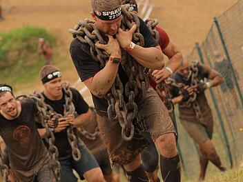 Kulmbach will Spartanerstadt werden und sich als Veranstaltungsort für ein Spartan Race bewerben. Hier schleppt der Kulmbacher Extremsportler Steffen Franz schwere Eisenketten beim Spartan Race in Mailand. Foto: privat