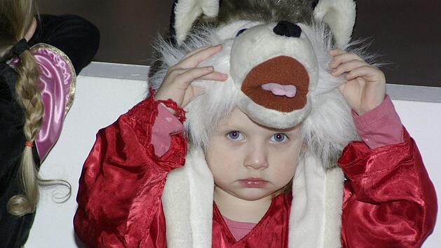 Vor diesem bösen Wolf beim Kinderfasching in Aura hat niemand Angst. Winfried Ehling