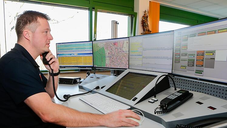 Manchmal muss auch Leiter Matthias Böhmer ans Telefon: An den Einsatzleitplätzen der Integrierten Leitstelle Bamberg-Forchheim herrscht rund um die Uhr Hochbetrieb.  Matthias Hoch