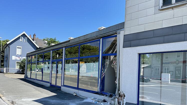 Coburg: Auto &uuml;berschl&auml;gt sich und kracht in Schaufenster