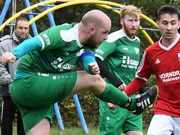 Vorbild in Sachen Einsatz: Thomas Denner (links) vom FC WMP Lauertal. Foto: Hopf